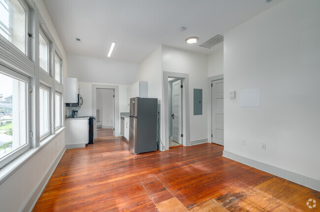 1 BD, 1 BA - 1000SF - 301 - 1848 E 89th St