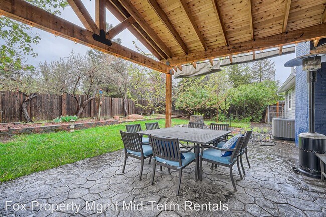 Foto del edificio - 5 br, 2.5 bath House - 284 Short Place