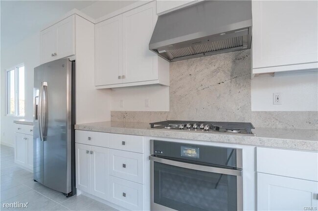 Building Photo - 4 br, 3.5 bath Townhome - 1396 E Meridian ...