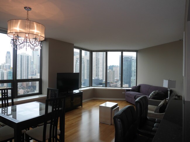 Airy Living and Dining - 400 N LaSalle Dr