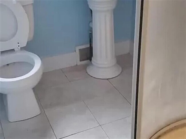 Building Photo - Outstanding features