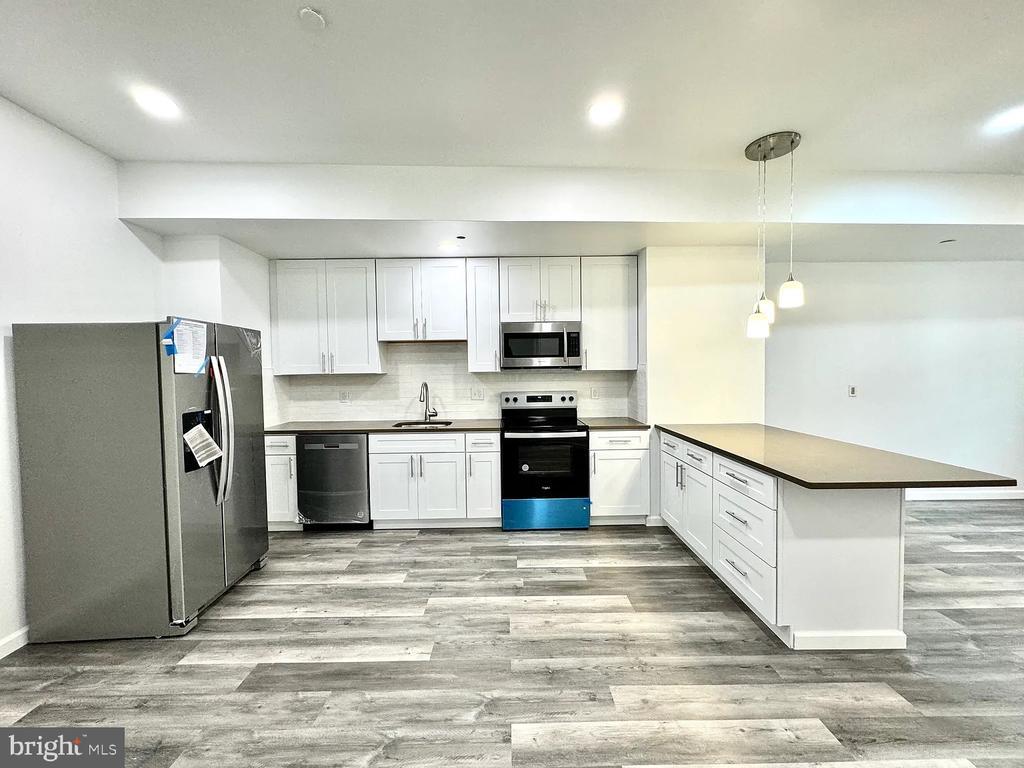 Primary Photo - 20/24-24 N 40th St