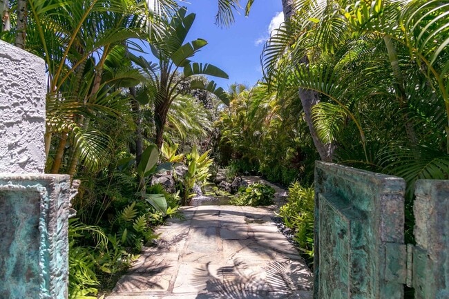 Building Photo - Exquisite haven in prestigious Portlock! AC, Ocean Views, Pool, Hale Ola