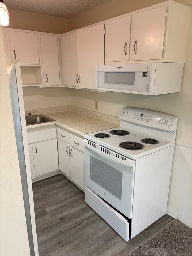 Building Photo - "First Month Free with 12 month Signed Contract, Spacious 2BR/2BA Condo in North Boulder – Just 6...