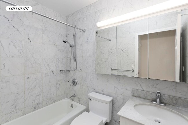 Foto del edificio - 30 W 63rd St.