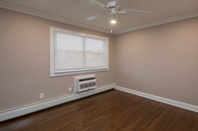 Interior Photo - The Courtyard @ Clifton: In-Unit Washer & Dryer, Heat, Hot & Cold Water, Gas Included, and Bark P...
