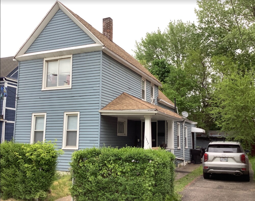 Primary Photo - 1337 E 68th St