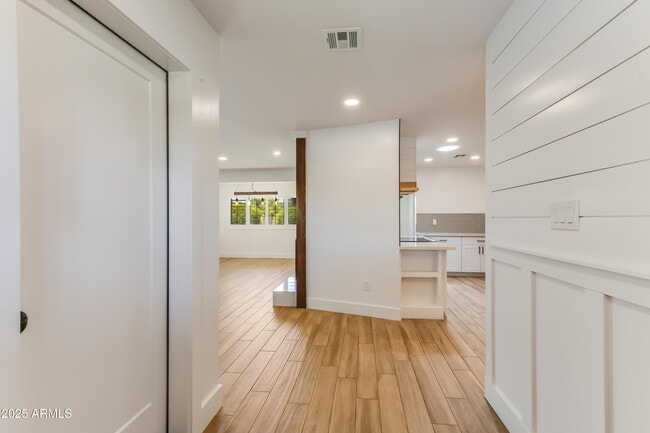 Building Photo - 1028 E Manzanita Dr