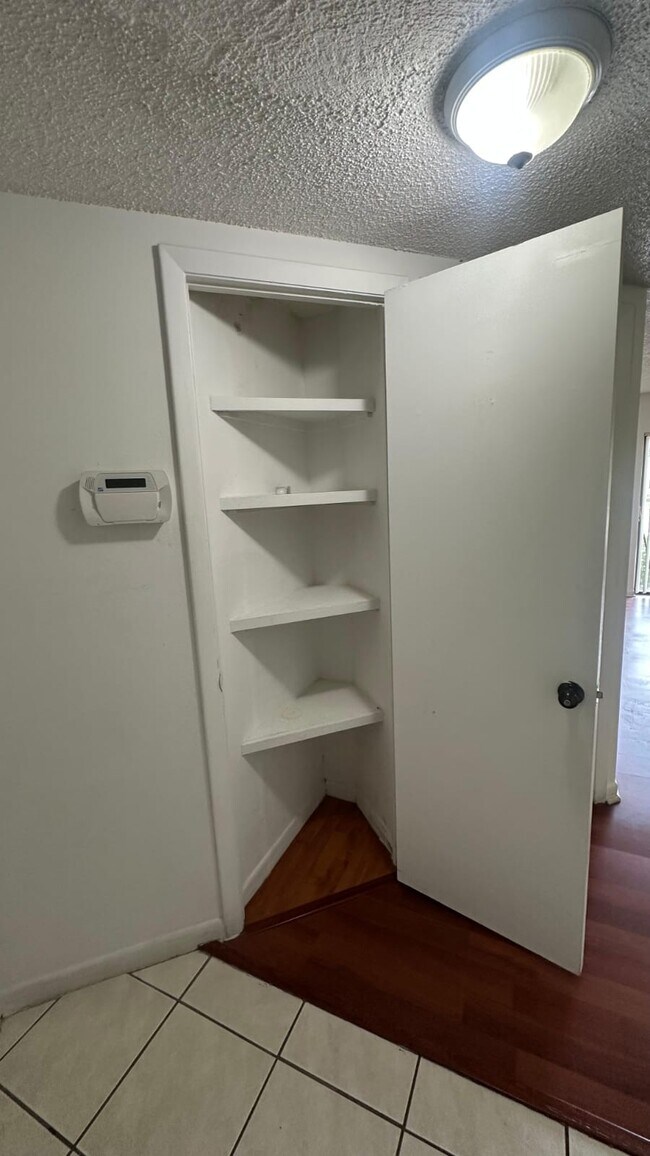 Foto del edificio - 8290 Lake Dr