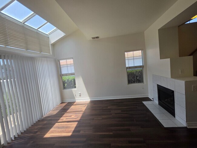 Foto del edificio - Gated Community~$2,595~ 2 Bed/2.5 Bath End Unit Townhome.