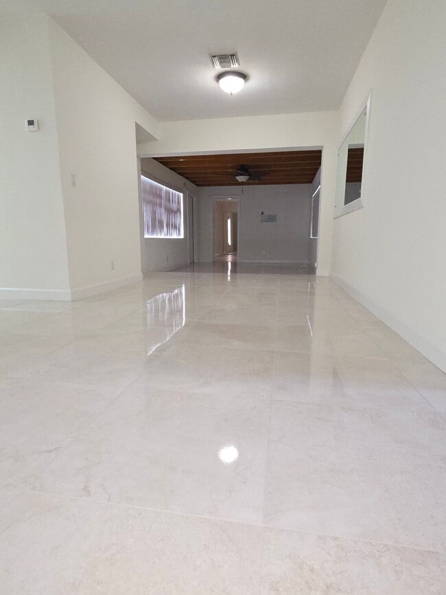 Building Photo - 1008 Macy St