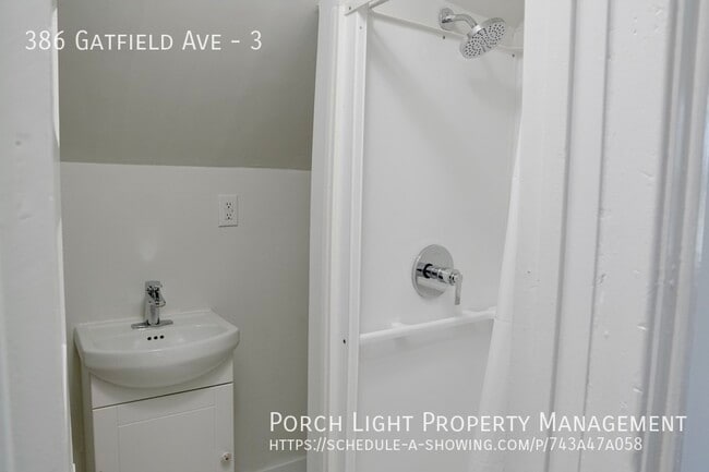 Building Photo - Renovated 1 Bedroom Loft - Lots of Natural Light - Brand New Upgrades