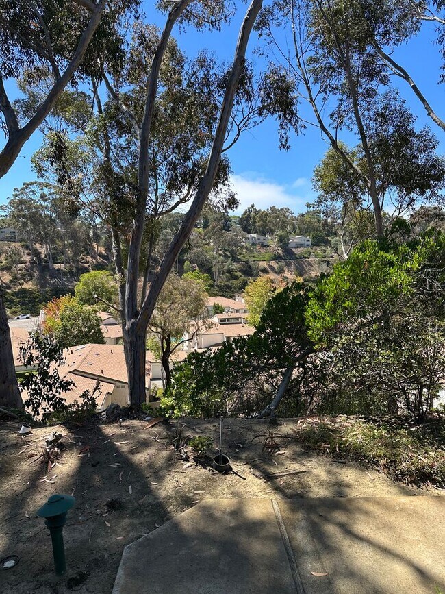 Foto del edificio - LA JOLLA - 2 Br + Den, Private End Unit To...