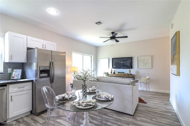 Foto del edificio - 3 br, 2.5 bath House - 1033 NW 2nd Ave