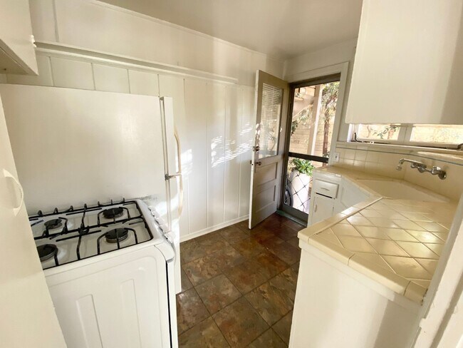 Foto del edificio - Cozy one bedroom one bath located on pch!