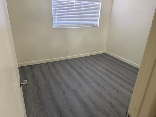 Building Photo - 2 Bedroom 1 Bath In Central Las Vegas