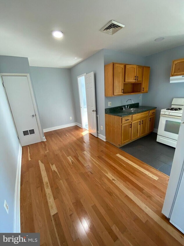 Primary Photo - 2987 Frankford Ave