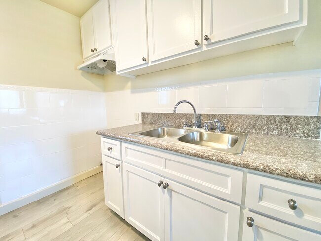 Building Photo - 731 E Jefferson Blvd