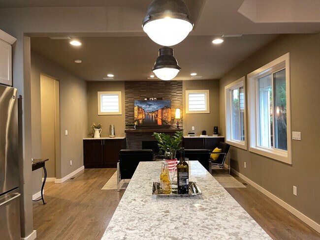 Foto del edificio - CLICK "REQUEST A TOUR" NOW!