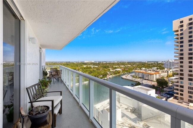 Foto del edificio - 2457 Collins Ave