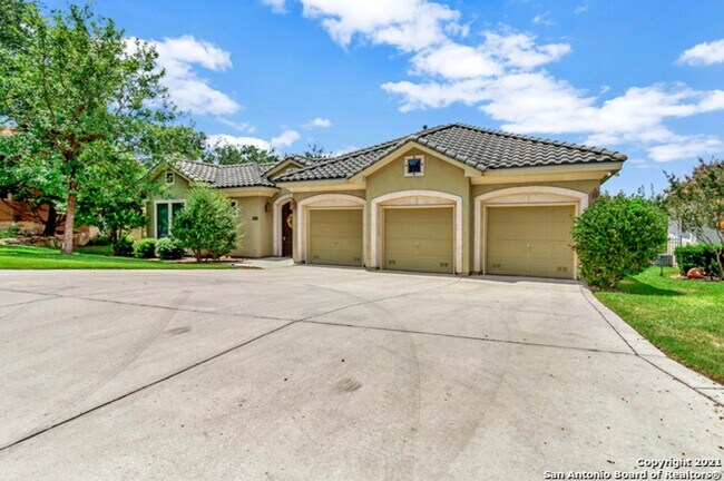 Foto del edificio - 4 Bedroom/4 Bath Champion Ridge Subdivision