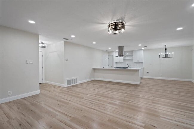 Building Photo - 304 Skyloop Dr