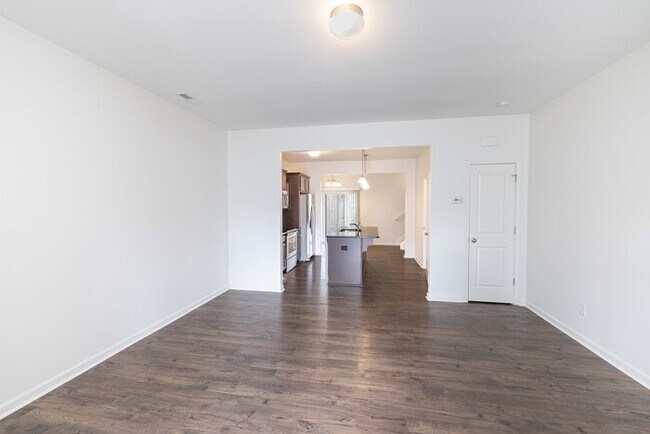 Foto del edificio - BEAUTIFUL Two Bedroom Townhome Regent Parkway