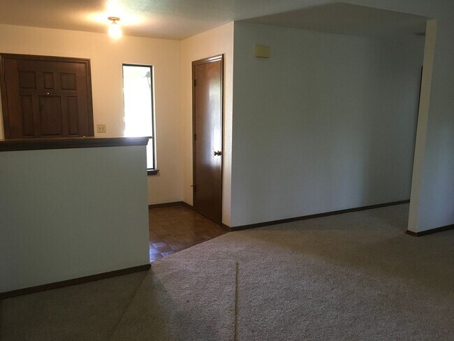 Building Photo - Arroyo Manor 3 Bedroom- Large Fenced Yard!