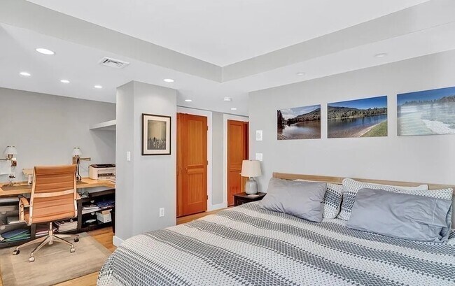 Bed room with a study area - 60 Longwood Ave