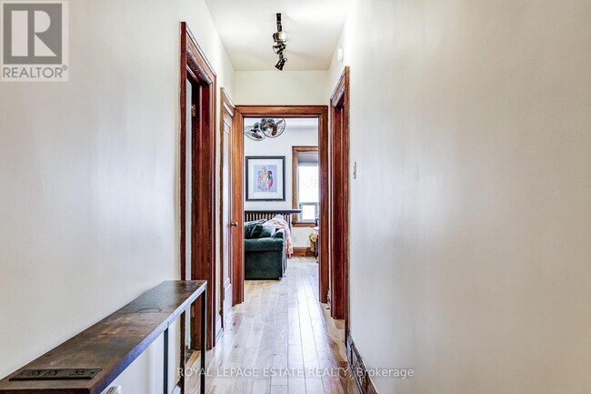 Photo du bâtiment - 922 Bathurst St