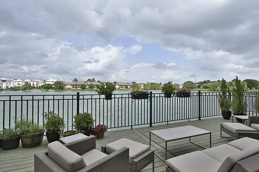 Primary Photo - 2210 Lakeshore Edge Dr