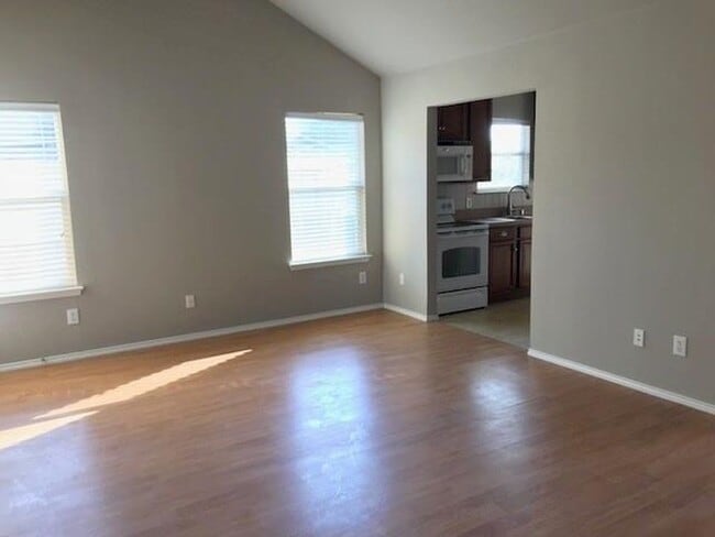 Entrada a la sala de estar/cocina - 525 Oxford Loop