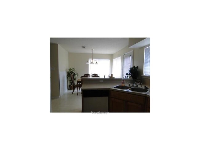 Building Photo - Spacious 3/2 1/2 duplex in convenient loca...