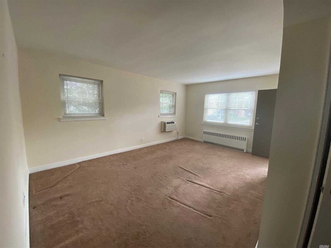 417 Merrick Rd, Rockville Centre, NY 11570 Room for Rent in Rockville