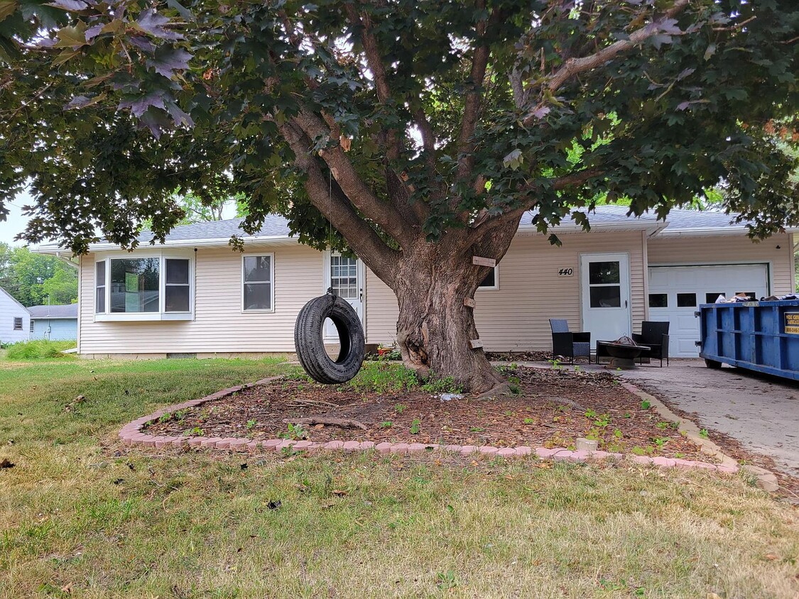 Primary Photo - 440 6th St E