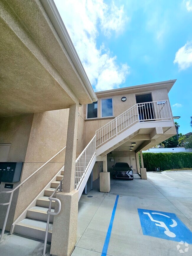 Building Photo - 605 E Alvarado St