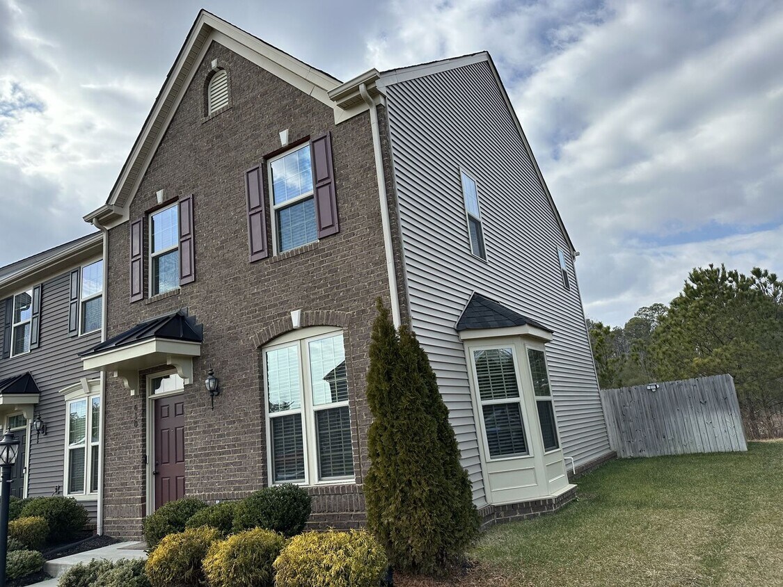 Primary Photo - Like New Spacious End-Unit East-End Townho...