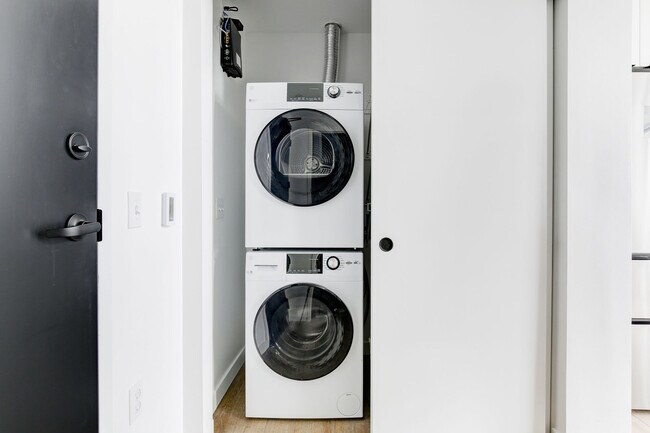 Foto del edificio - Welcome to Lakeview! - Live in Luxury & Style in the heart of Eastlake