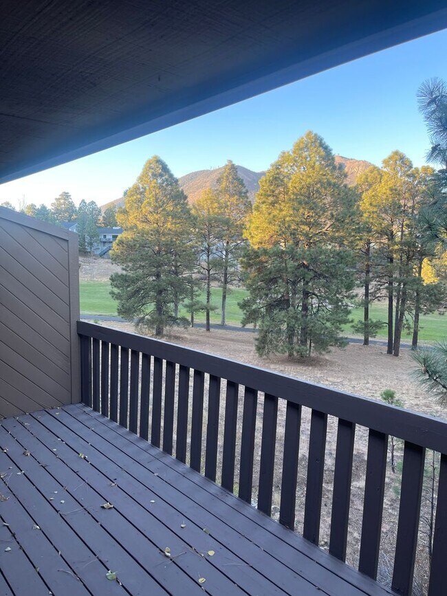 Building Photo - Turn Key Townhome in Country Club