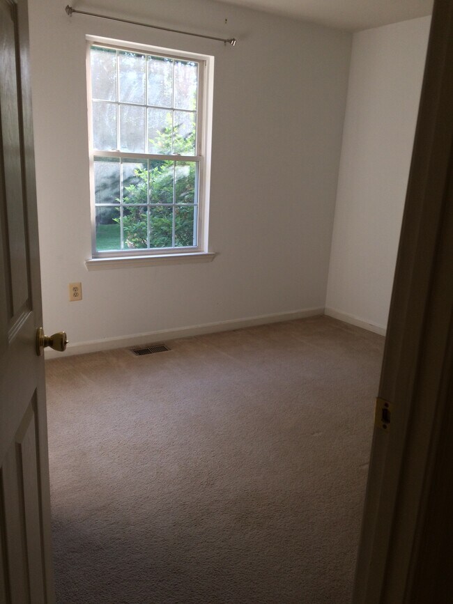 master bedroom - 4717 Roop Rd