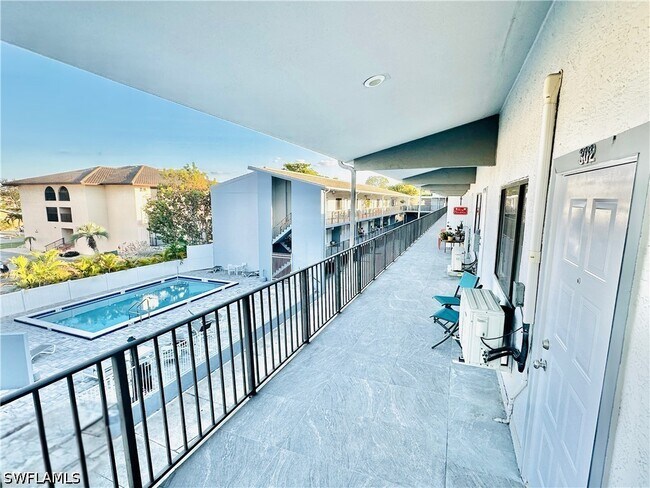 Foto del edificio - 826 Wiggins Pass Rd