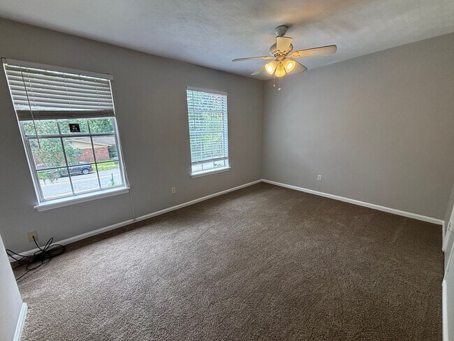 Building Photo - Beautiful 3 Bedroom Townhouse!