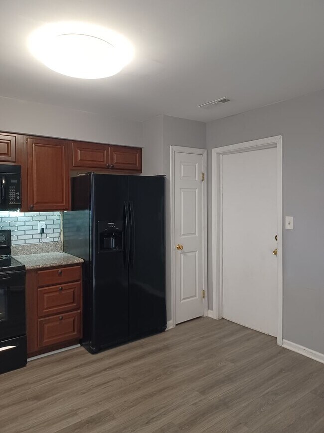 Foto del edificio - Spacious 3 BR townhouse in VA Beach with a garage