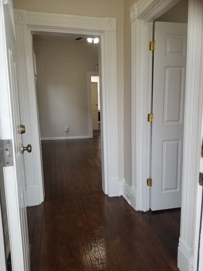 Foyer - 4332 Juniata St