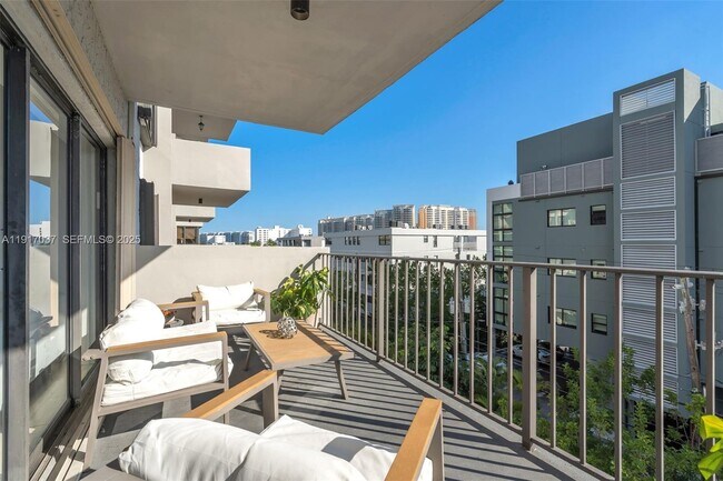 Foto del edificio - 575 Crandon Blvd