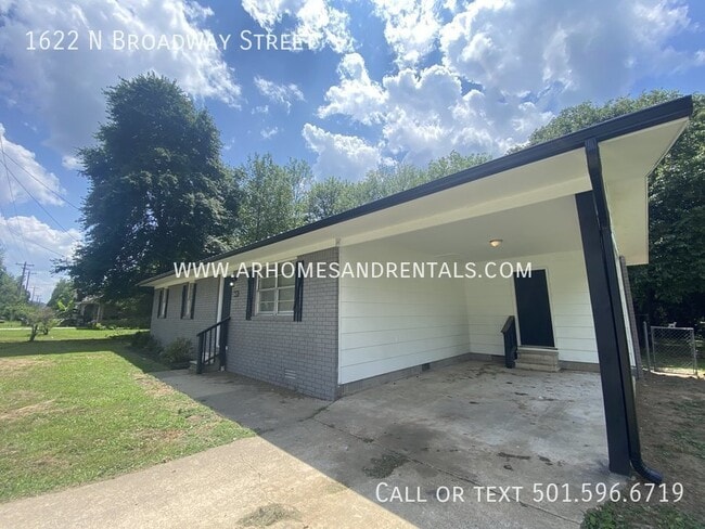 Building Photo - 1622 N Broadway Street | $895 | 3 beds, 1 ...