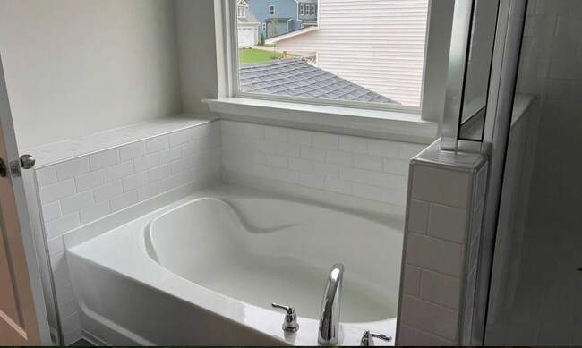 Foto del edificio - Room in House on Hopper Cir