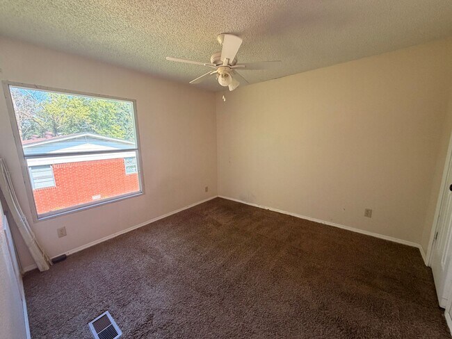 Building Photo - This 3-bedroom, 2-bathroom home on the outskirts of Russellville, AR