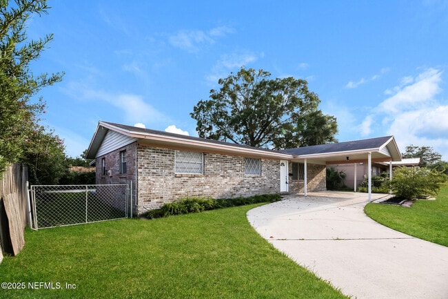 Building Photo - 10962 Luana Dr N