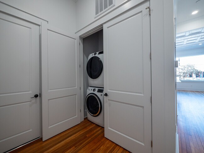 Foto del edificio - 121 N Main St